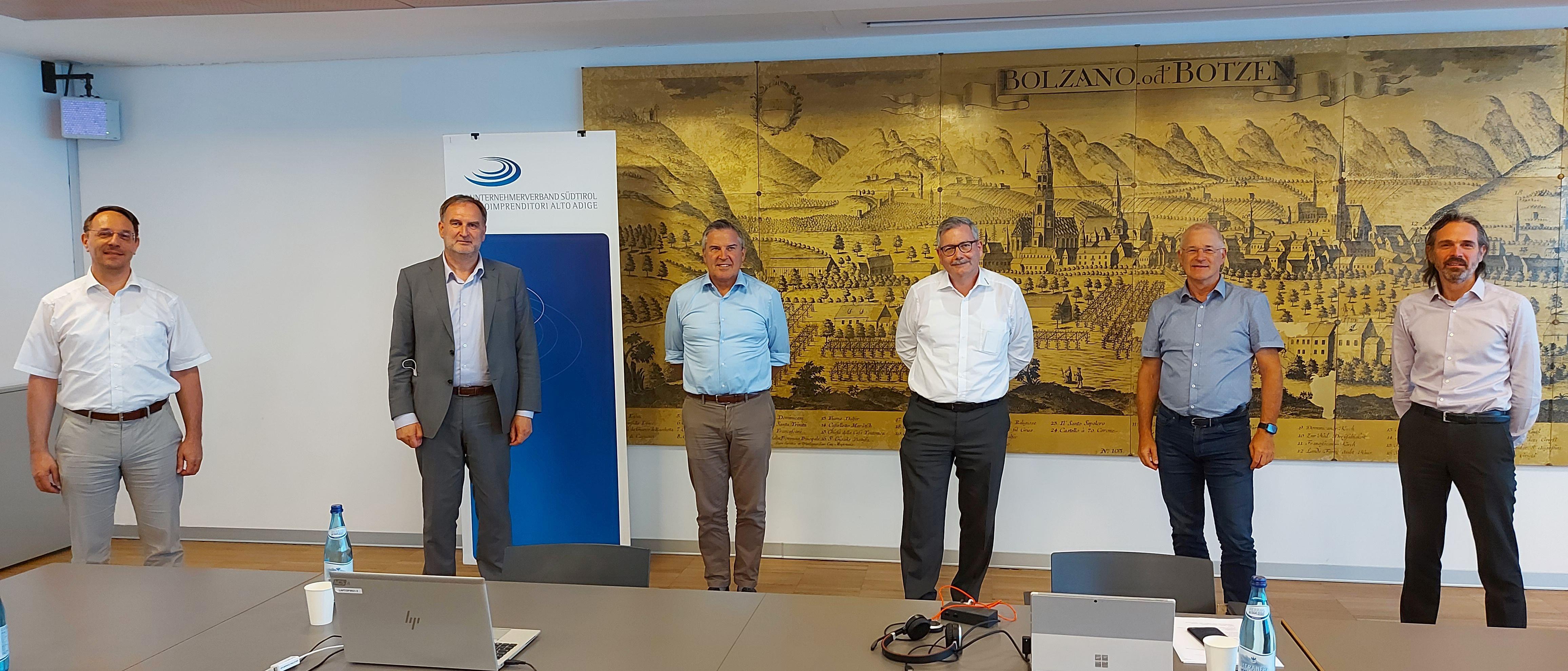 Alcuni imprenditori della Sezione ICT con il nuovo direttore della Ripartizione IT della Provincia, Hofer