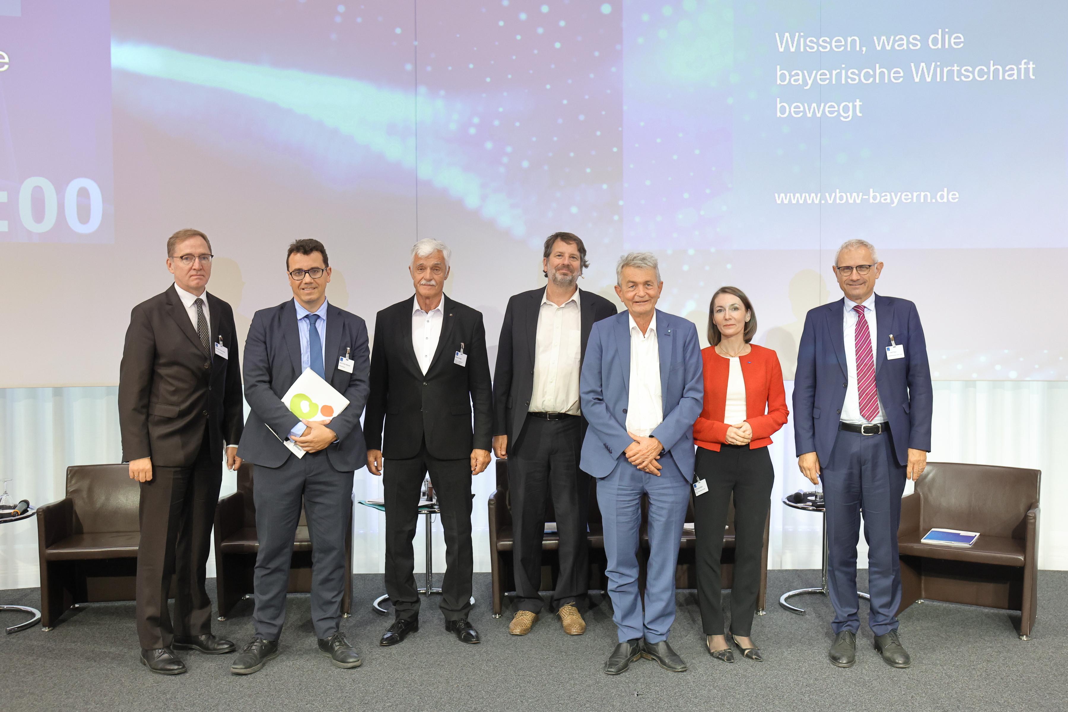 Direktor Josef Negri (ganz rechts) mit den Referenten der Veranstaltung und vbw-Hauptgeschäftsführer Bertram Brossardt (3. von rechts).  